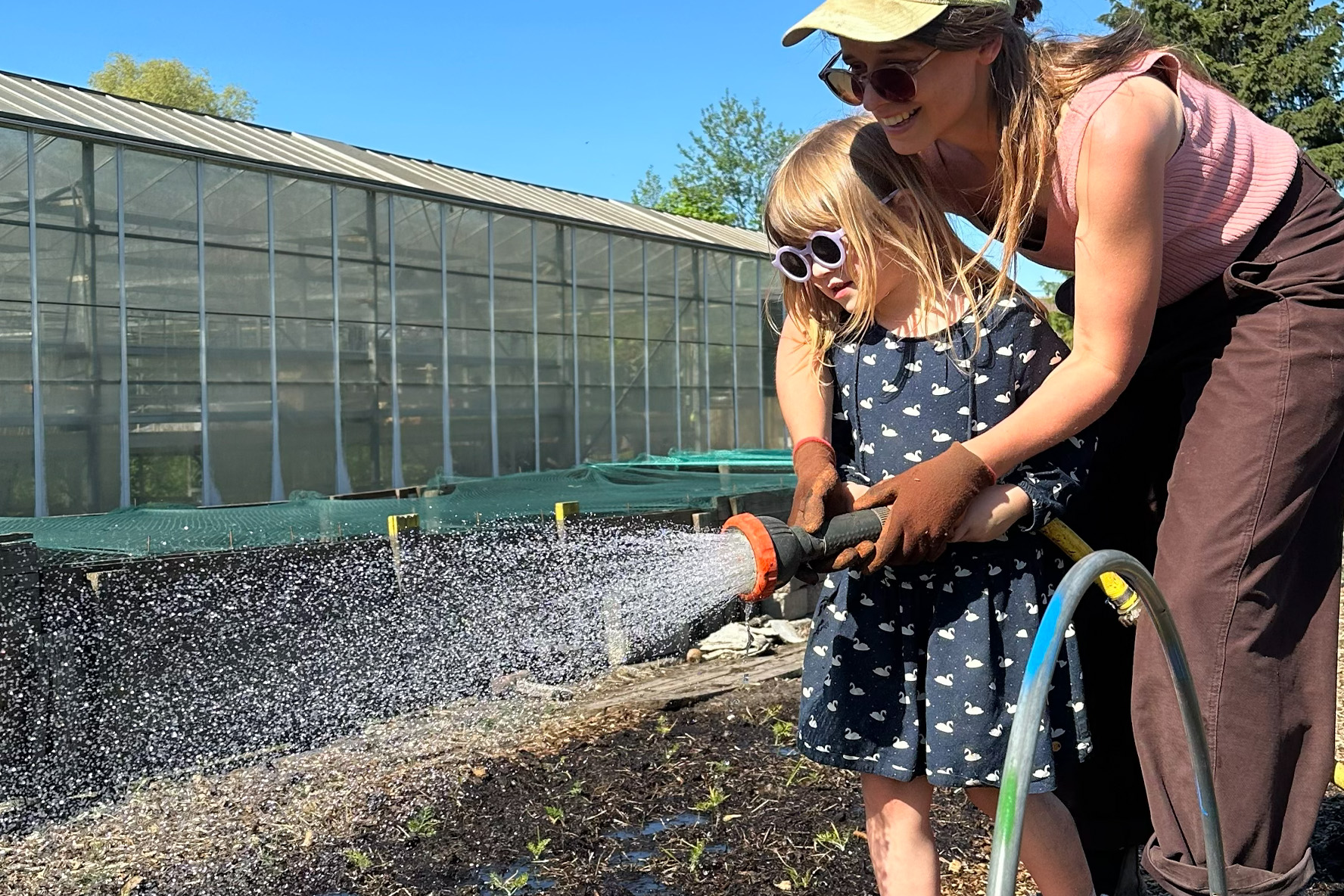 Samen de groeiende kronkelbloemen water geven